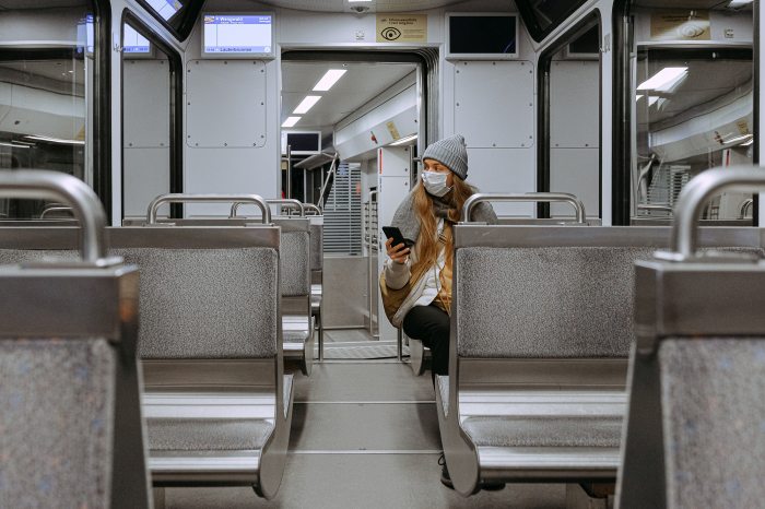 Vonaton egyedül utazó, maszkos nő