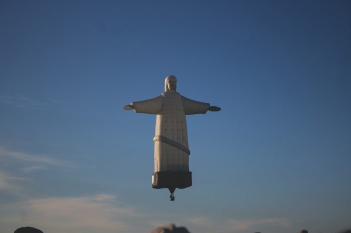 Krisztus-szobor a levegőben - Lackfi János novellájához