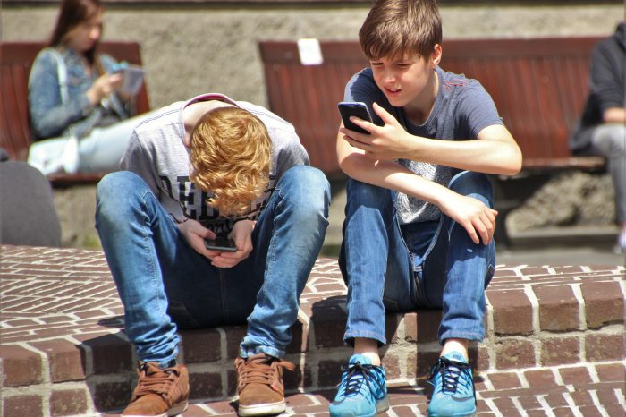 Mobilozó tinédzser fiúk
