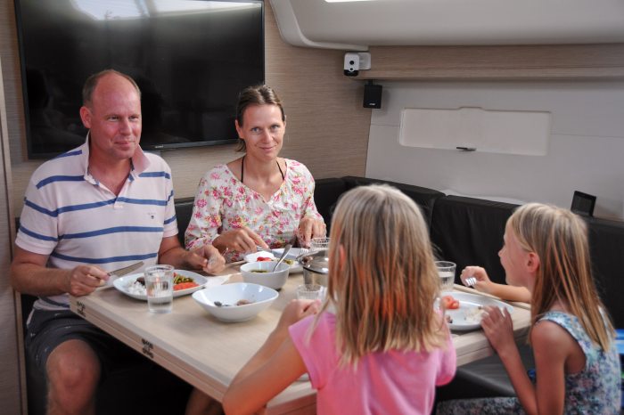 A hajón élő házaspár, Bősze Domonkos és Bősze Anna gyermekeikkel