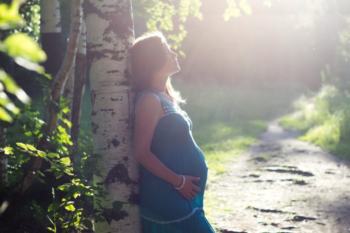 Az anyaságon gondolkodó várandós nő
