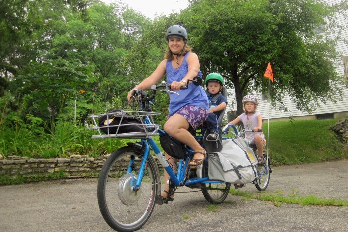 Anyuka két gyerekével biciklizik