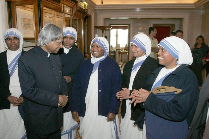 A nővérek és A. P. J. Abdul Kalam, egykori köztársasági elnök - Kép: Wikipedia