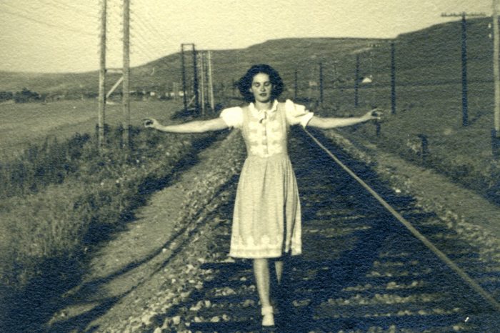 Egy nő a vonatsínen sétál