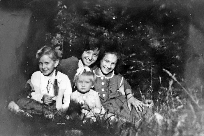 Panni néni gyerekként édesanyjával és testvéreivel – Fotó: Söveg Károlyné