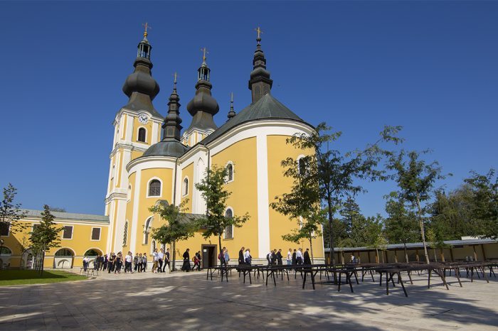 Pilgrims at the church in Mariapócs