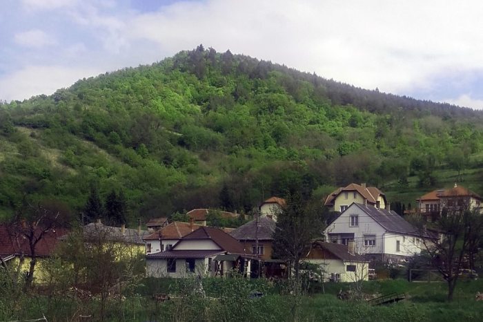 Komlóska, a village on the Way of St. Elizabeth