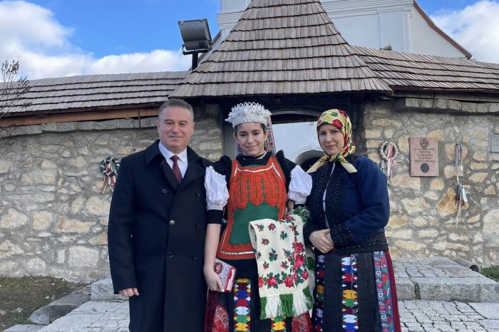Kovács Nóra Anna szüleivel a körösfői templom előtt