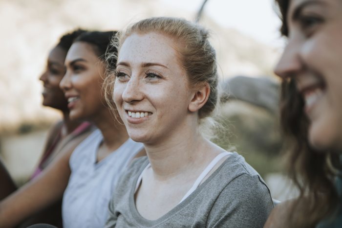 menstruáció témájú cikkhez fiatal nőkről fotó