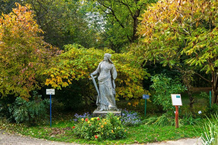 Statue in the Botanical Garden