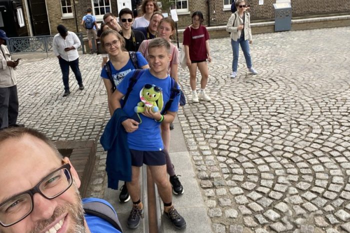 A Nemzetközi Csillagászati és Asztrofizikai Diákolimpián szereplő magyar diákcsapat Greenwichben, a nulladik szélességi foknál. Elöl szemüvegben a csapatot segítő Rózsahegyi Márton – Fotó forrása: Athletica Galactica