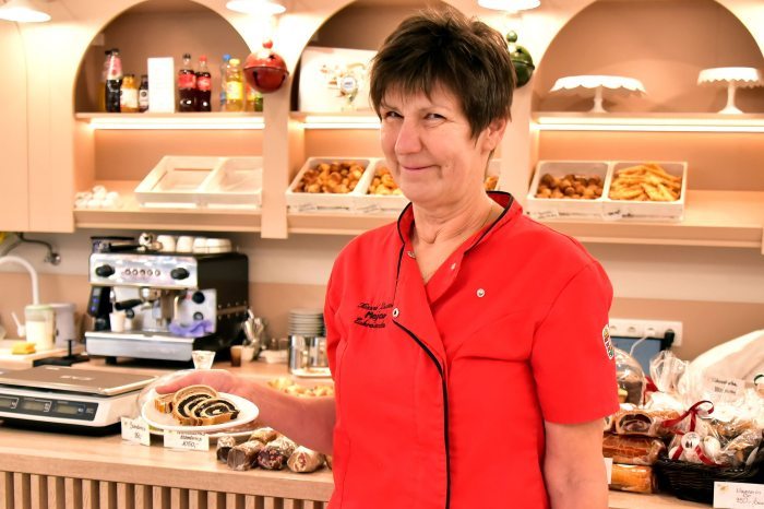 Zsuzsa Kiss Károlyné with a plate of freshly baked beigli