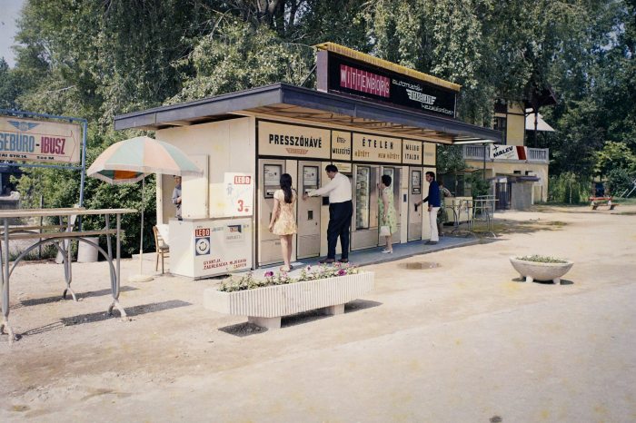 Automata büfé a balatonfüredi Vitorlás étterem mellett, 1971-ben - Forrás: Fortepan / Bauer Sándor