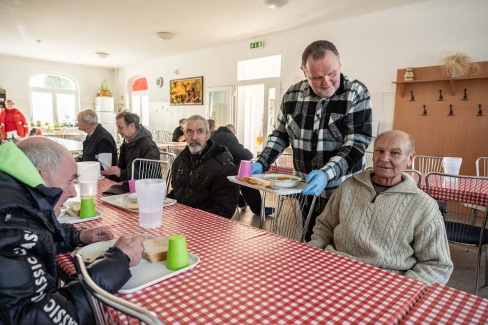 Ellák ebédet oszt a rászorulóknak