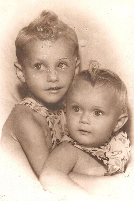 D. Nagy Lajos kisgyerekként, két évvel idősebb bátyjával