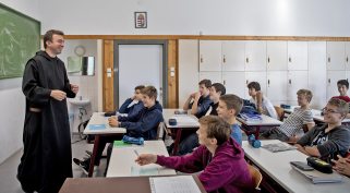 diákok a Pannonhalmi Bencés Gimnázium egyik óráján