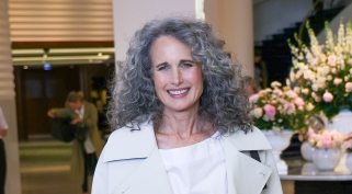 Andie MacDowell ősz hajjal
