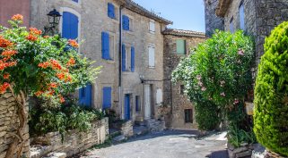 Saignon és Ménerbes házfalait élő díszlet borítja
