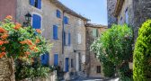 Saignon és Ménerbes házfalait élő díszlet borítja