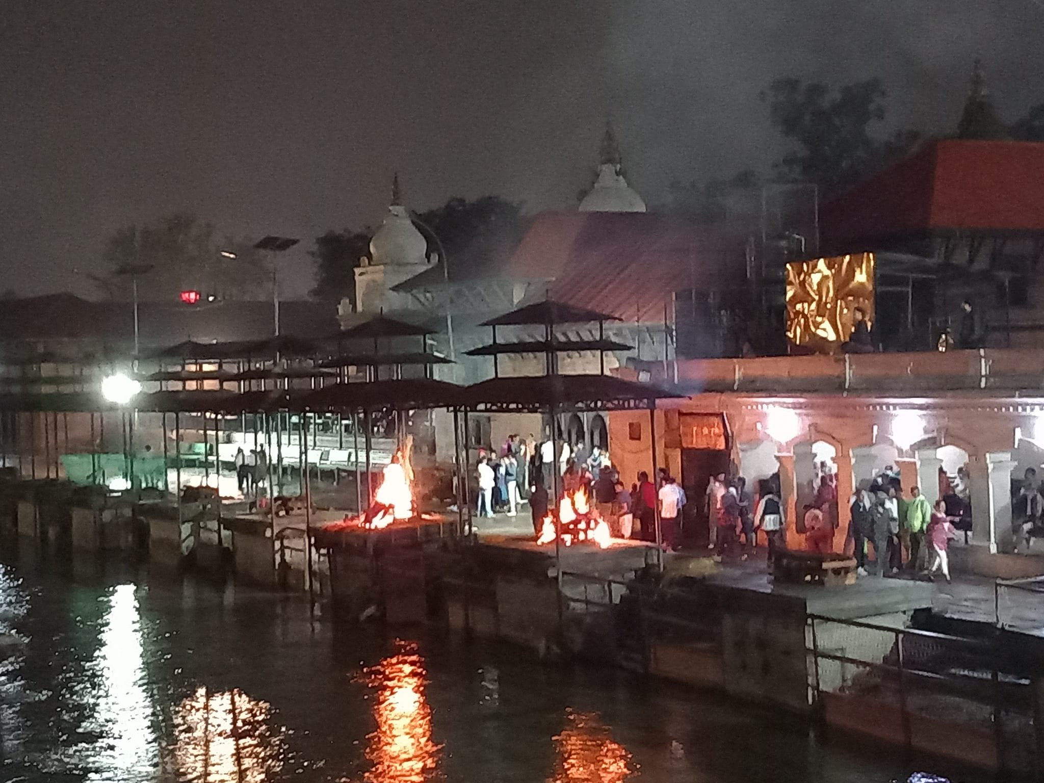 Halottégetés a Bagmati folyó partján