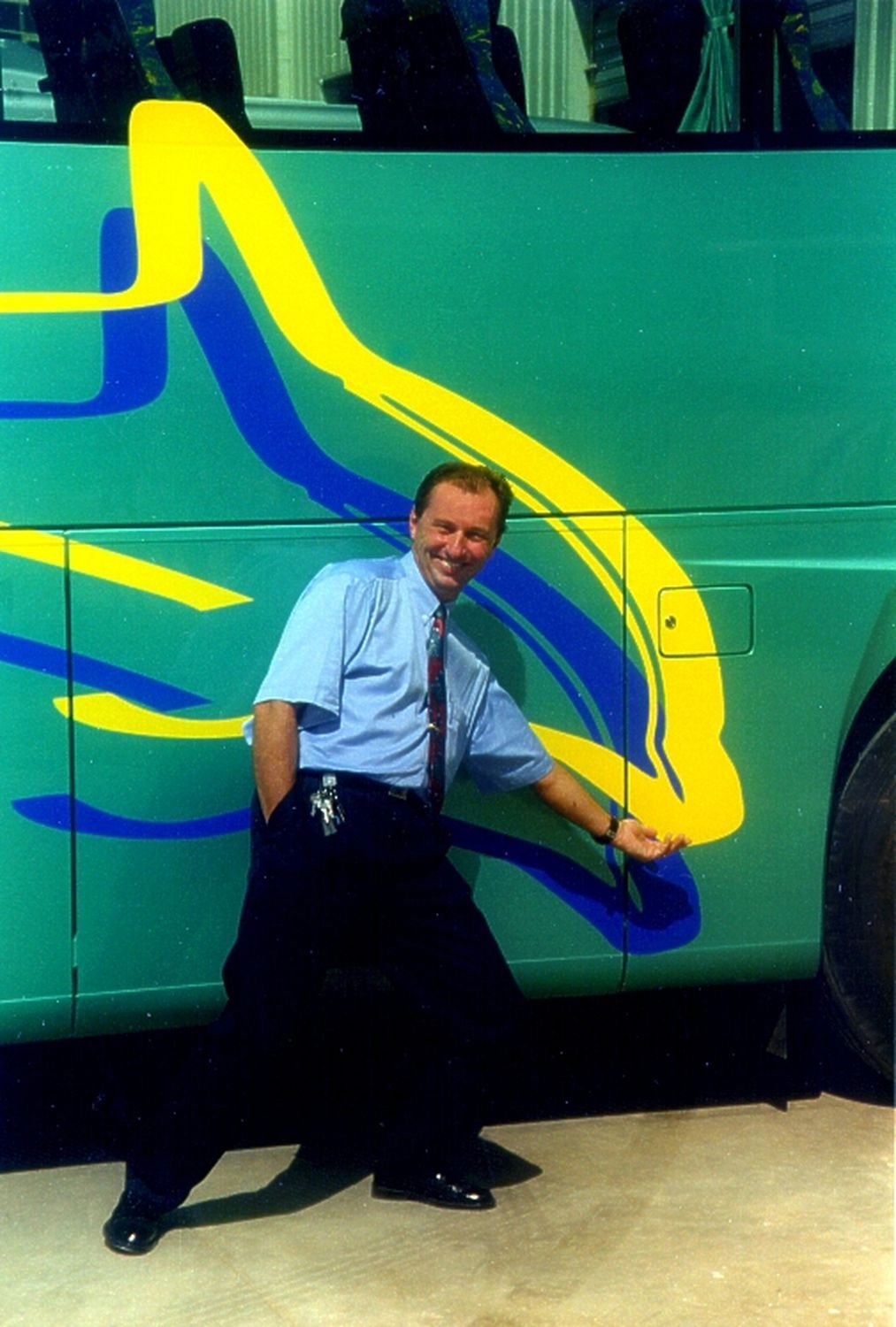 Őrsi Ferenc busz előtt