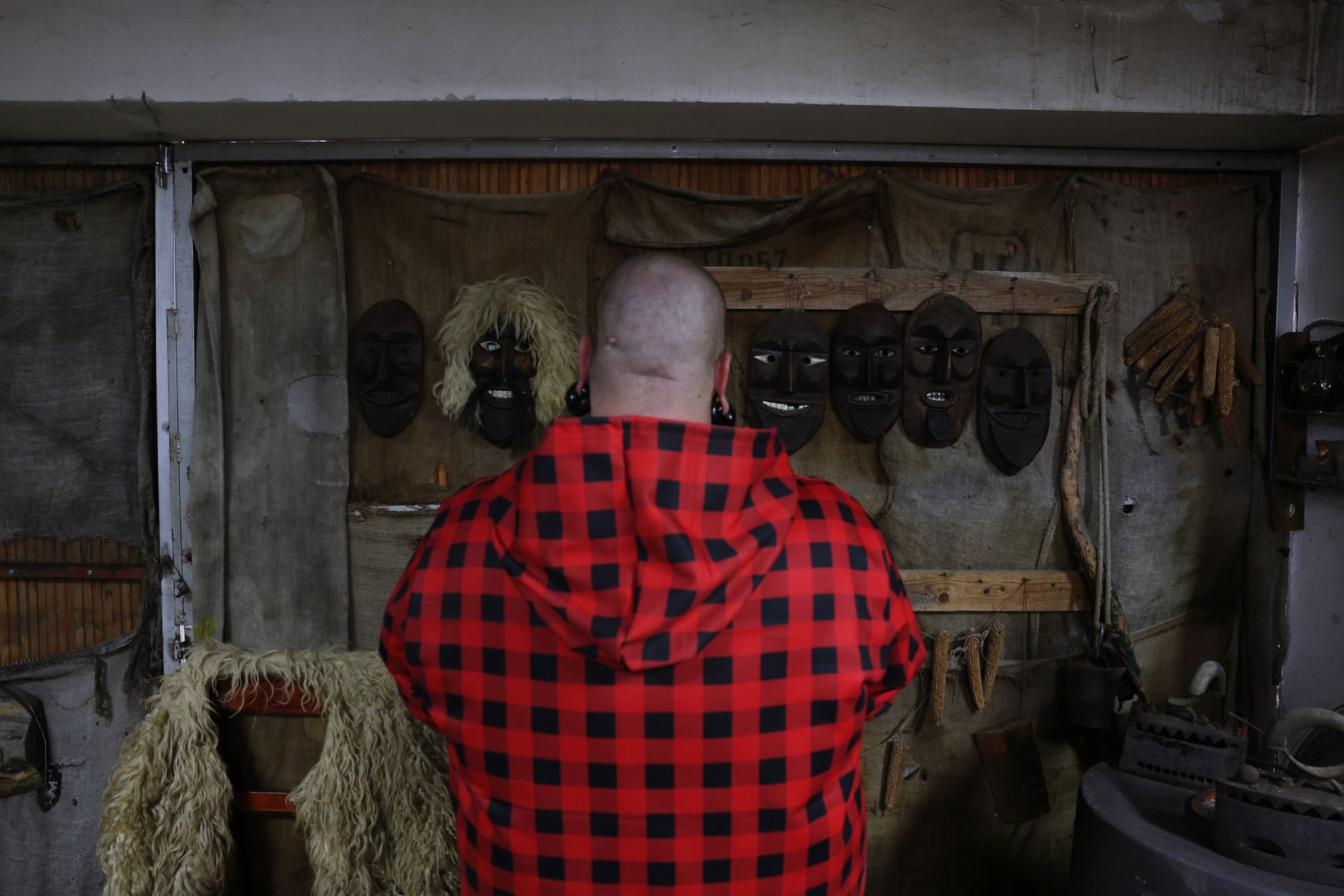 busó maszkok a falon