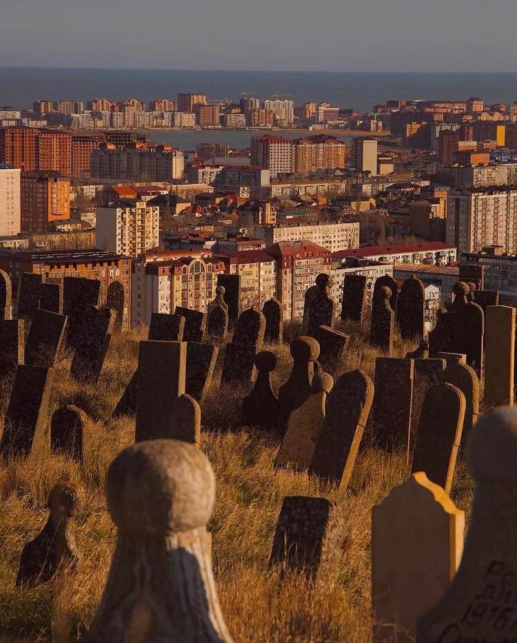 Mahacskala Tarki régi temetője felől