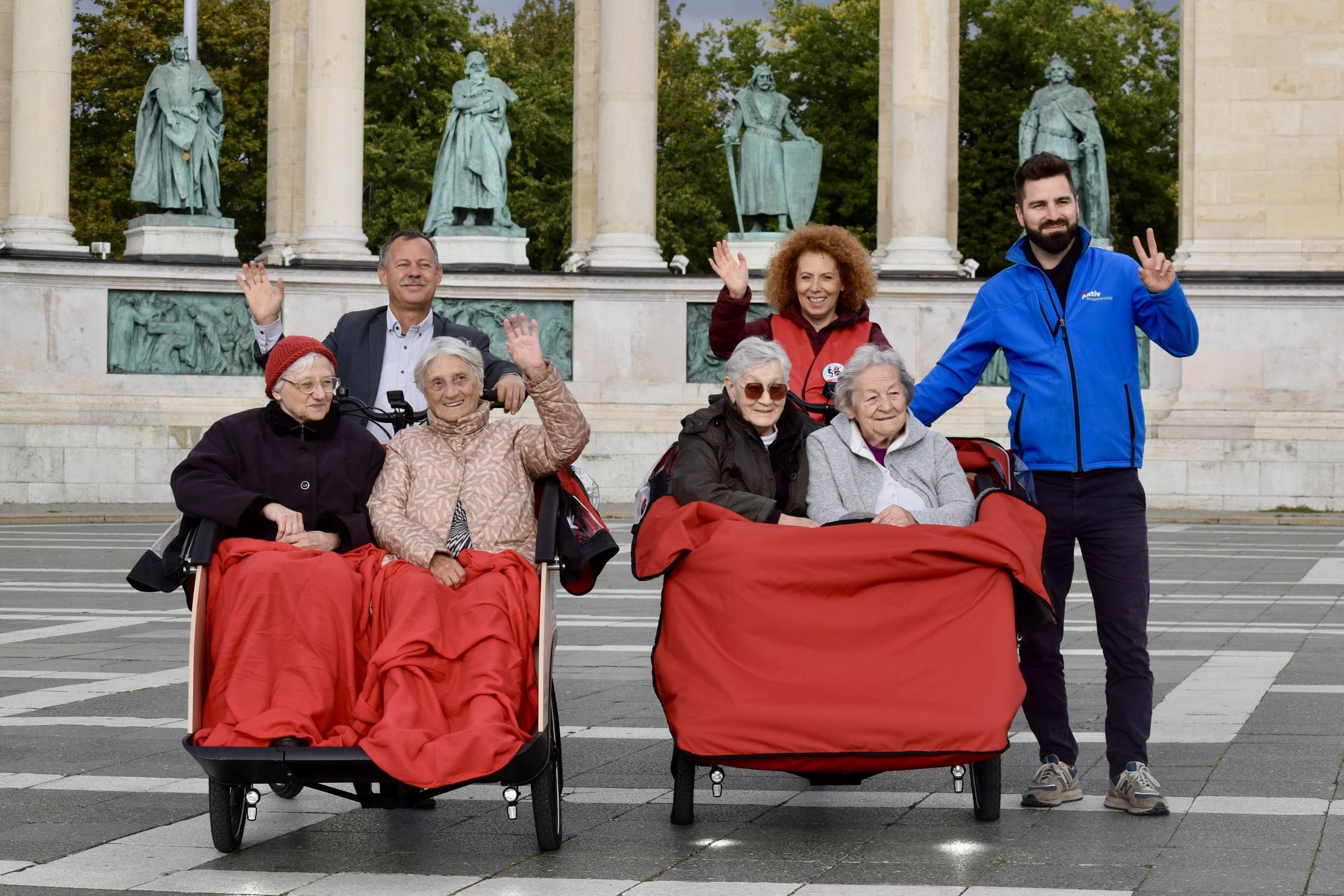 riksa idősekkel a Hősök terén