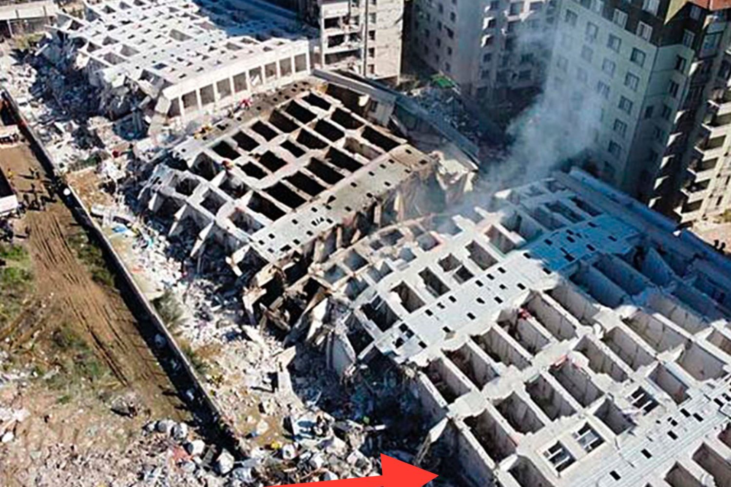 épületek a törökországi földrengés után