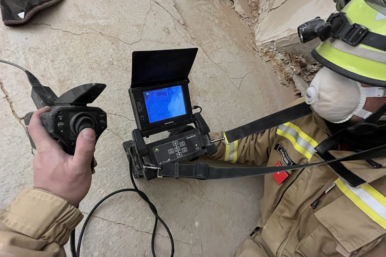 The device the Hungarian rescue team uses to detect people under the rubble
