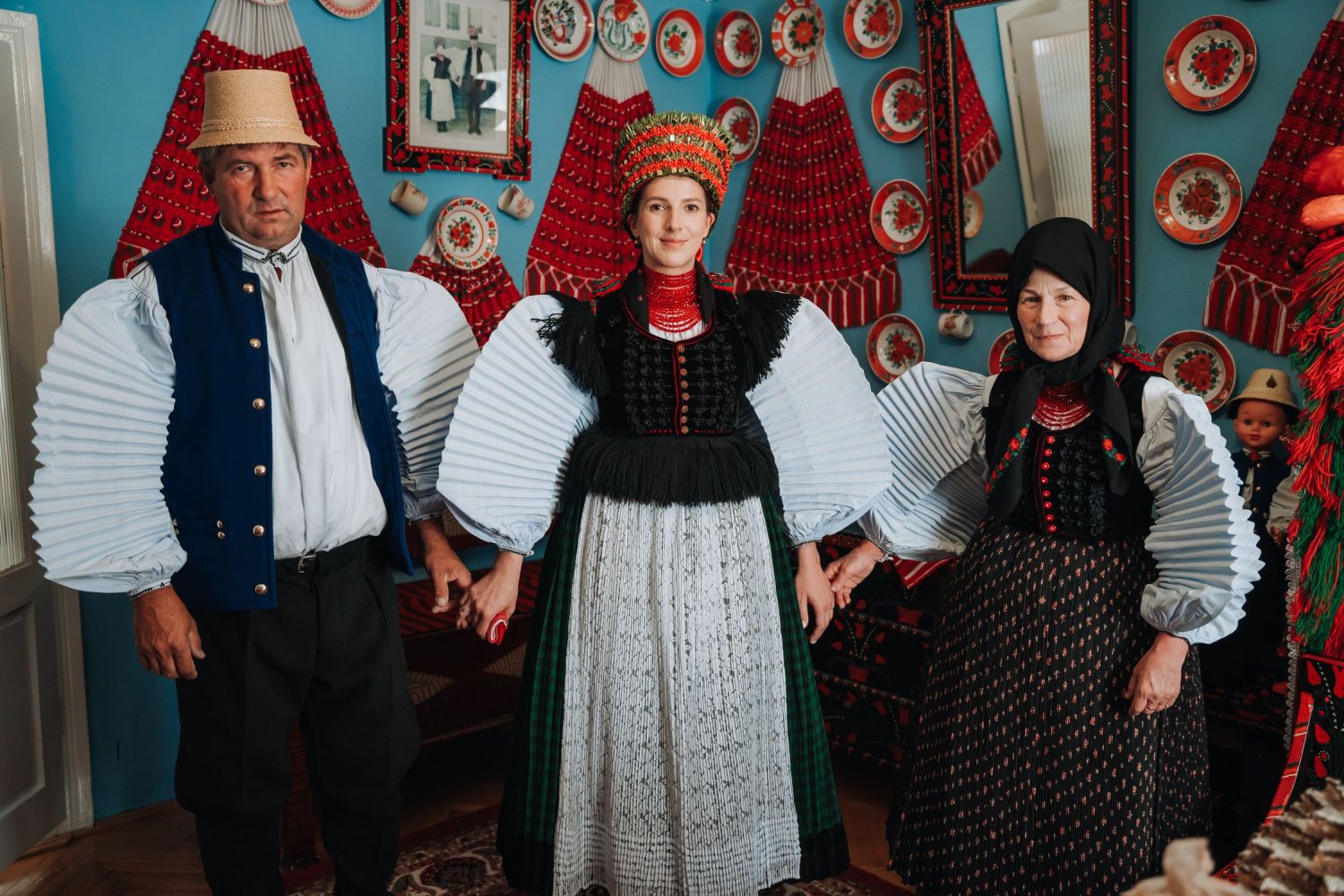 Kocsis (Szabó) Zsuzsa Enikő széki menyasszony szüleivel
