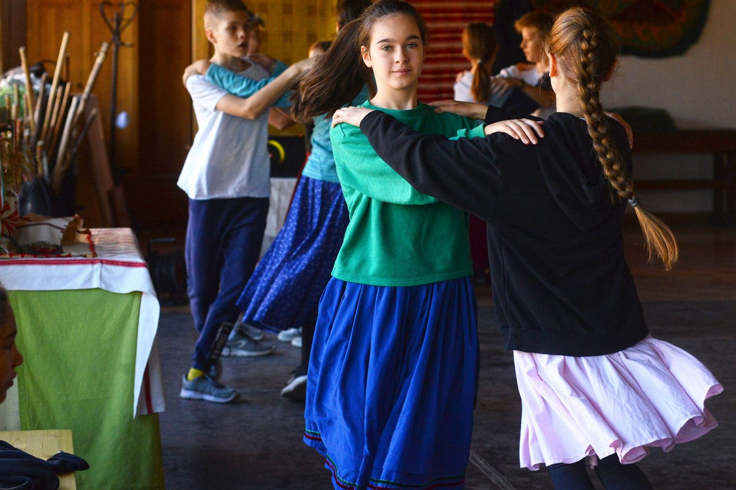 Búzaszem Iskola néptánc foglalkozáson táncoló gyerekek