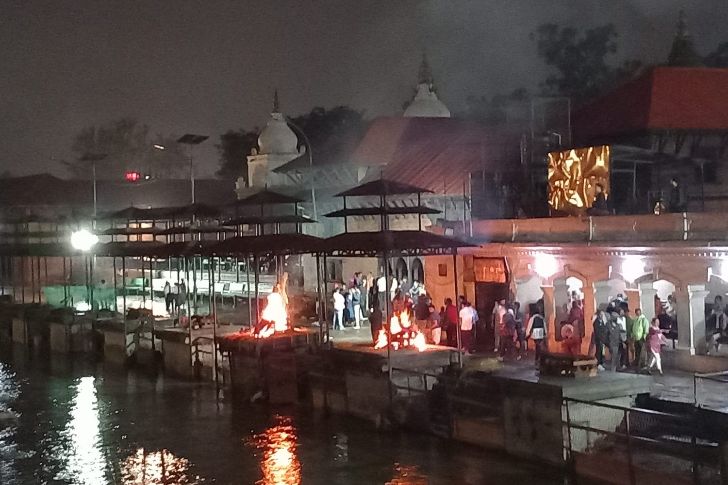 Halottégetés a Bagmati folyó partján