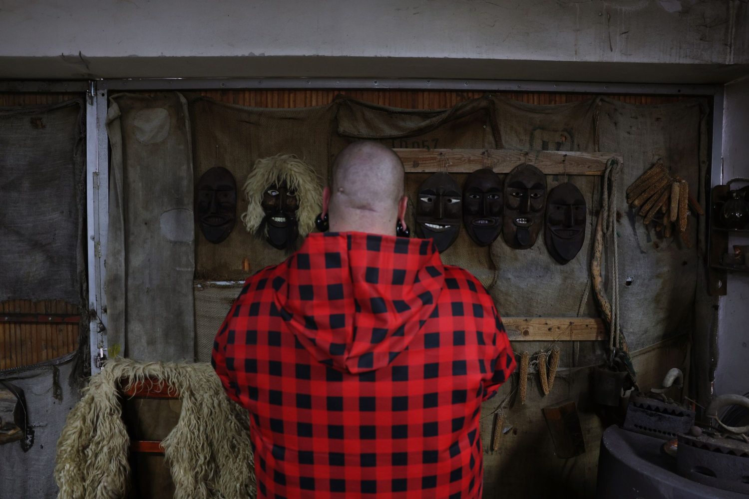 busó maszkok a falon