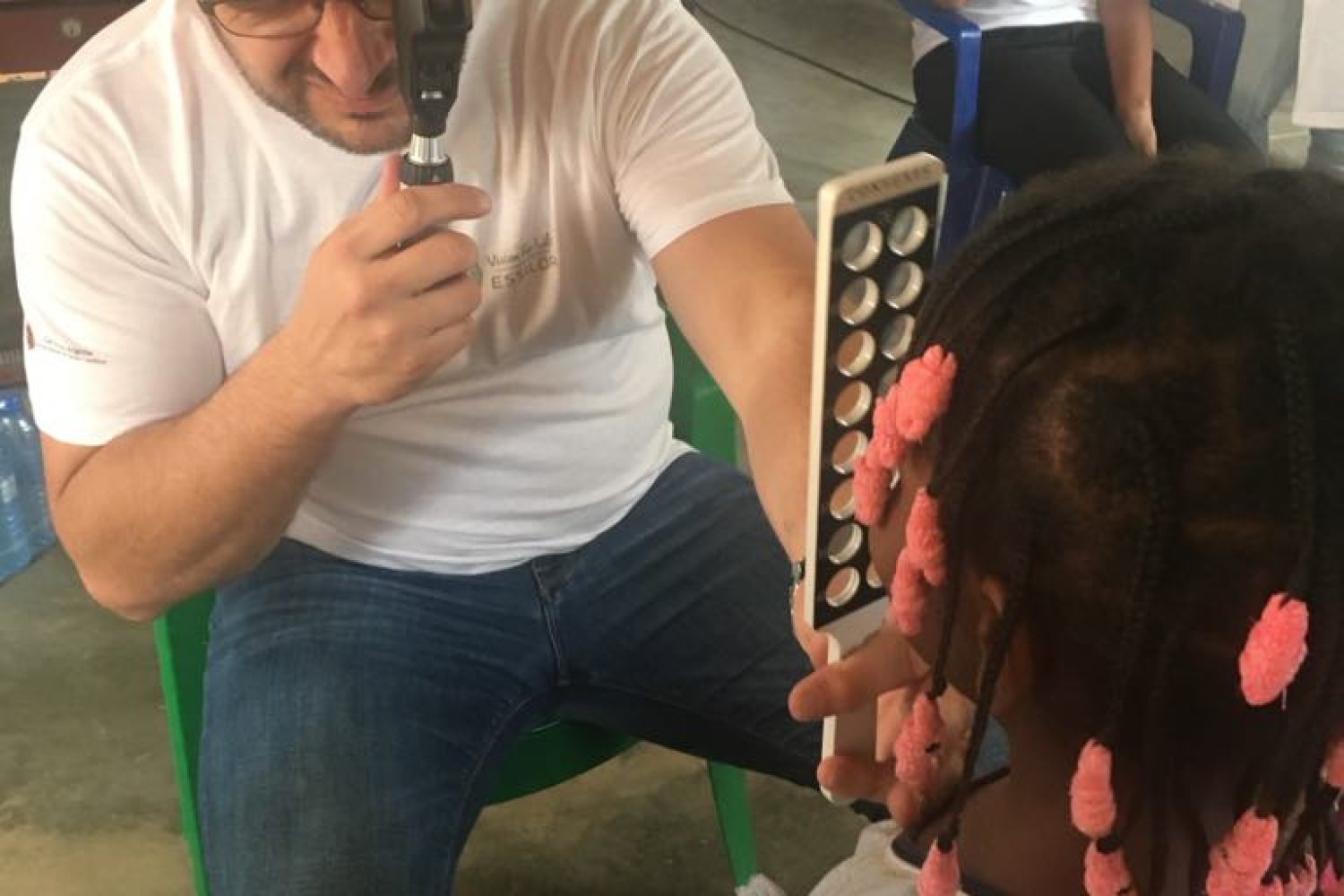 Afrika szemvizsgálat közben Raák Benedek oprometrista