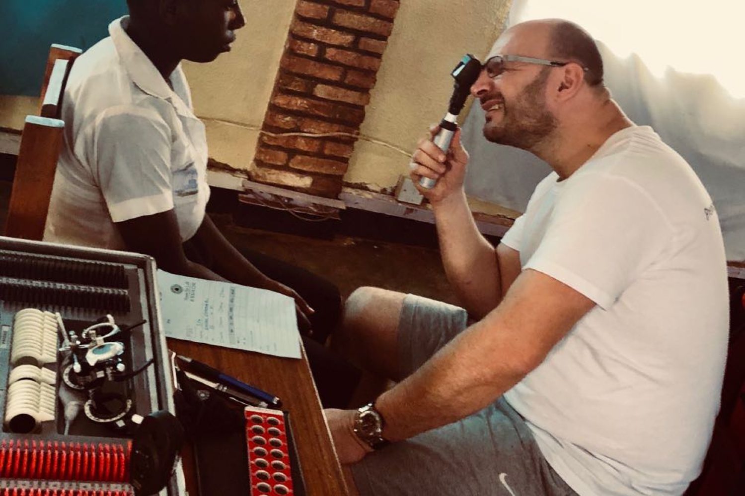Afrikai gyerek szemét vizsgálja közben Raák Benedek oprometrista
