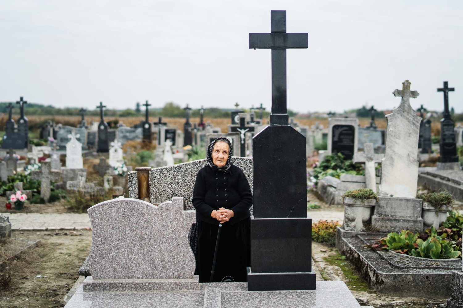 Mohos Zsófia fotósorozata temetőben