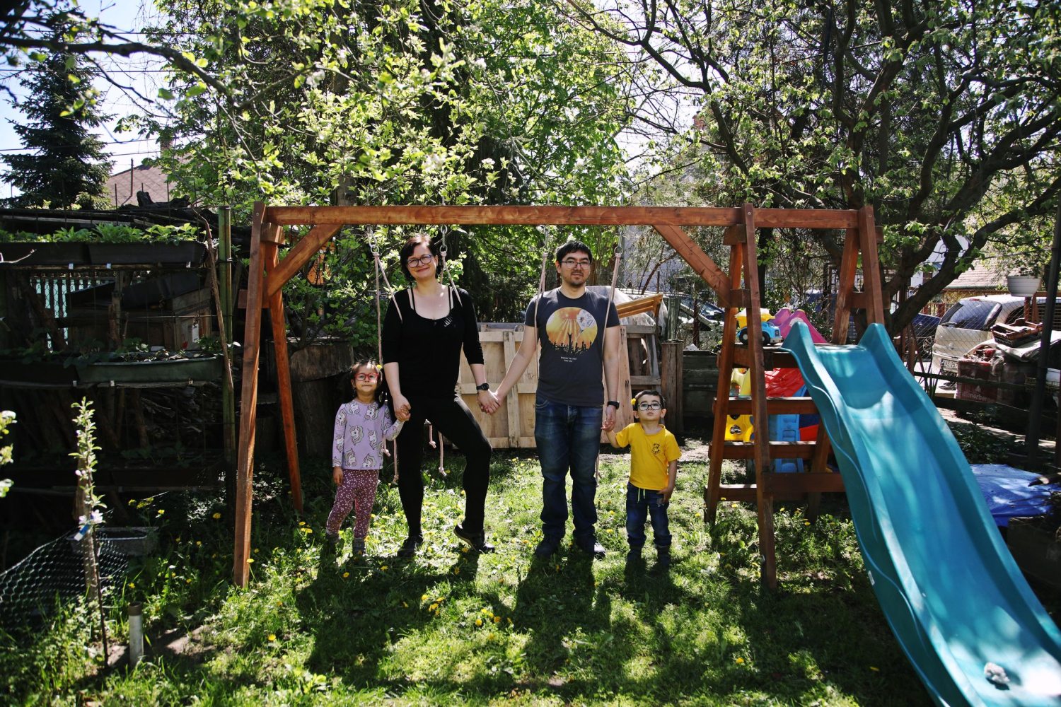 szülők fiukkal és autista lányukkal