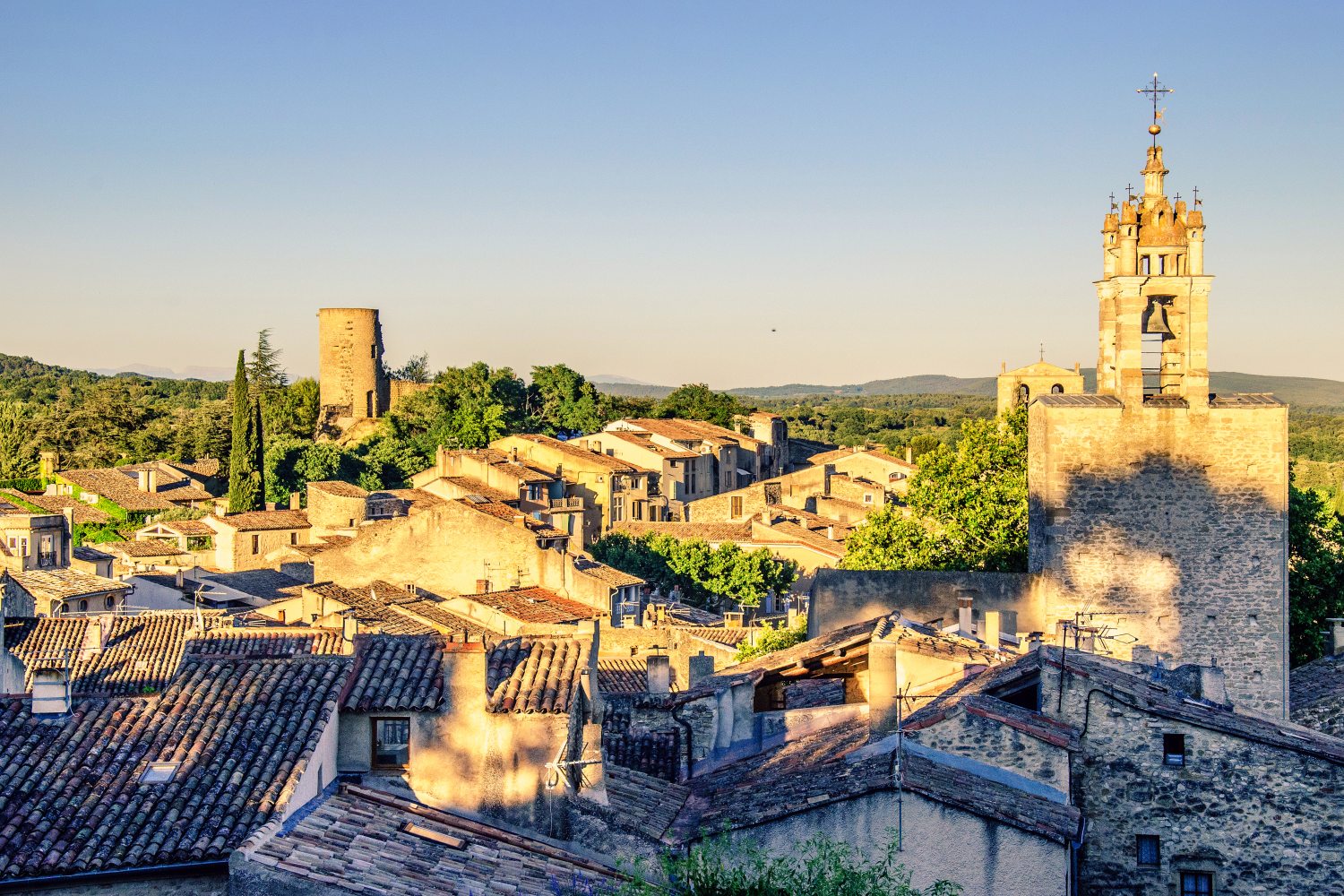 Cucuron tornyai, háztetői – és a harang, mely Provence-ban hagyományosan éjszaka sem hallgat 