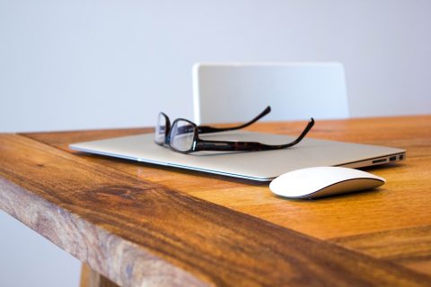szemüveg és laptop az asztalon
