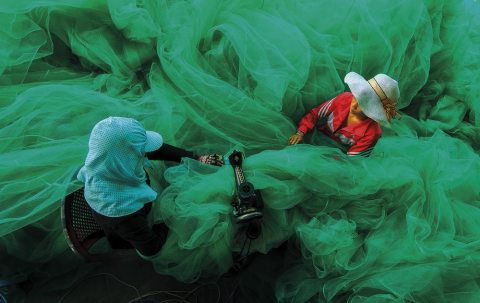 Quang Tran: vietnami halászok feleségei halászhálót szőnek