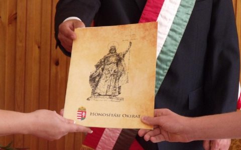 honosítás