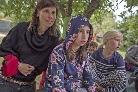 Kecskés Karina csángó gyerekekkel