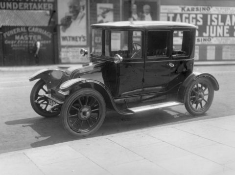 Egy Anwell Johnson típuső elektromos autó az Elektromos Járművek parádéján. Kingston upon Thames, Egyesült Királyság, 1915