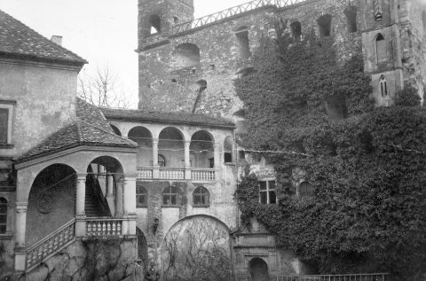 Sárospatak, a Rákóczi vár, előtérben a Lorántffy-loggia és a Vörös-torony
