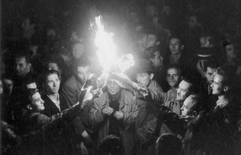 Fáklyás tüntetés 1956. október 23-án a Parlament előtt. FORTEPAN/ FRANZ FINK