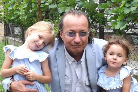 Szerencsés Károly unokáival 