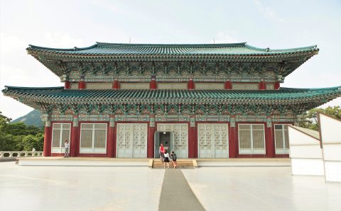 A National Folk Museum of Korea egyik tradicionális építészeti stílusú raktára az épület tetején