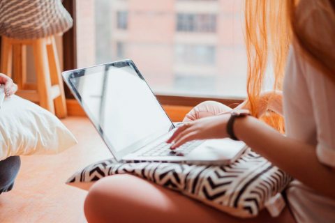 Ingyenes internet - középiskolás diák lány laptoppal