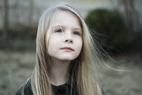 Egy kislány, ahogy éppen ködösíteni, hazudni próbál